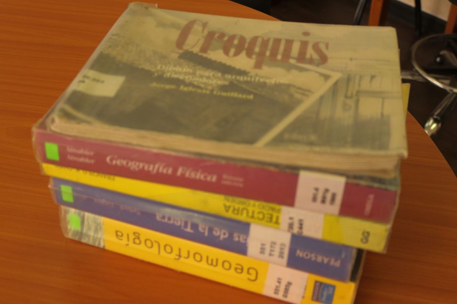 Libro Croquis sobre mesa de Biblioteca Facultad de Arquitectura y Urbanismo.