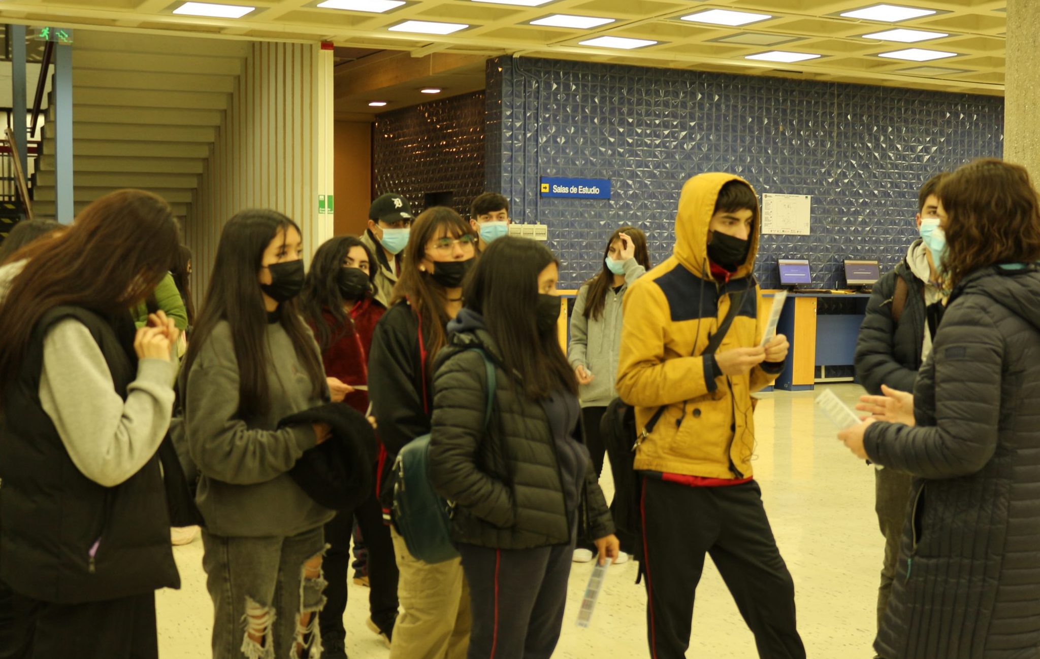 Guía de Bibliotecas UdeC habla con estudiantes durante visita a la Biblioteca Central