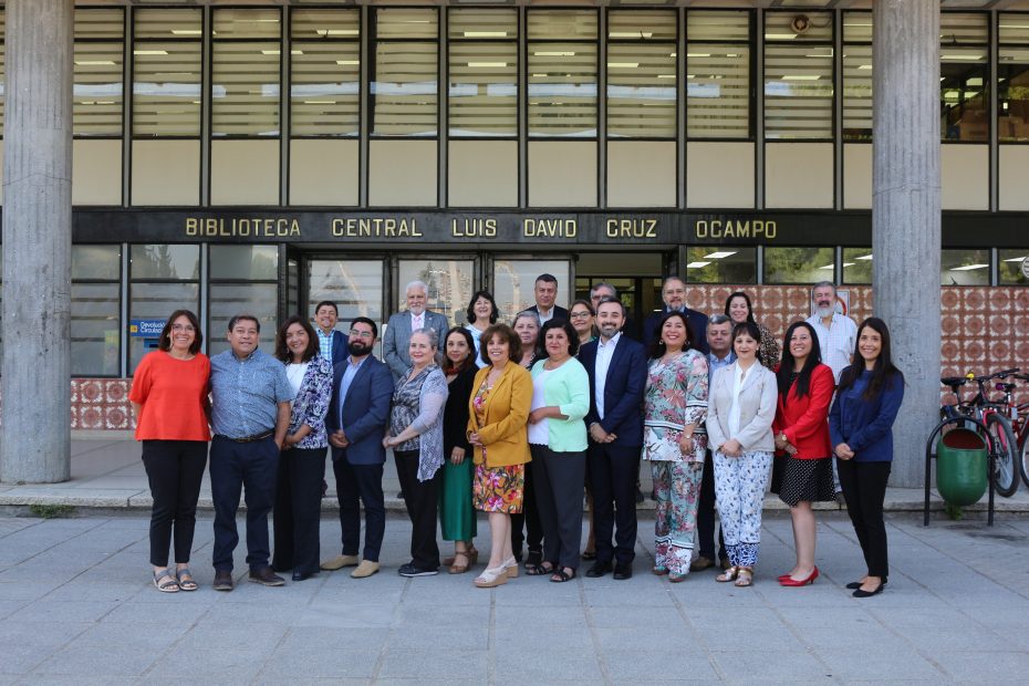 Foto grupal de los directores de bibliotecas universitarias pertenecientes al consejo de rectores en el frontis de la Biblioteca Central Luis David Cruz Ocampo, de la UdeC.