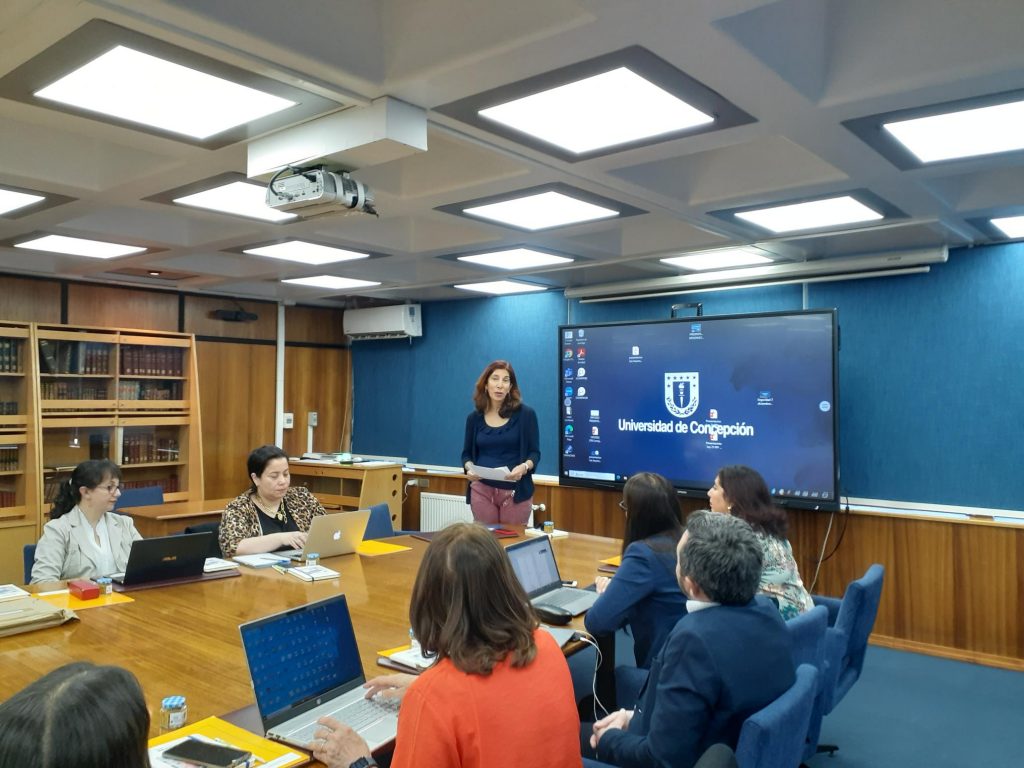 La Dra. Paulina Rincón, Vicerrectora de la UdeC, entrega mensaje a las directoras y directores de bibliotecas presentes en reunión efectuada en el Salón Azul de la Biblioteca Central.