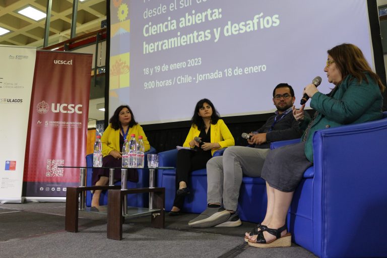 Grupo de líderes de los proyectos InES Ciencia Abierta conversan sobre tarima instalada en la Biblioteca Central UdeC