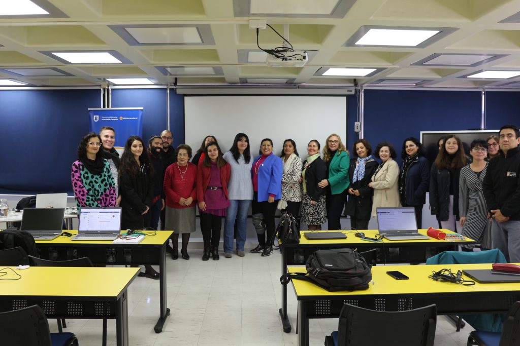 Foto grupal de participantes del taller de actualización en bibliometría destinado al equipo de Bibliotecas UdeC.