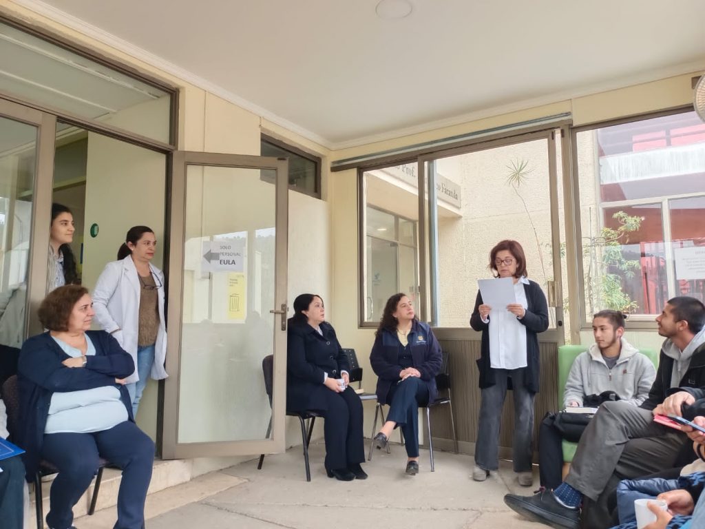 Bibliotecaria de la Facultad de Ciencias Ambientales, Lidia Gutiérrez Cid, lee mensaje frente a asistentes al encuentro del Grupo Literario Azul.