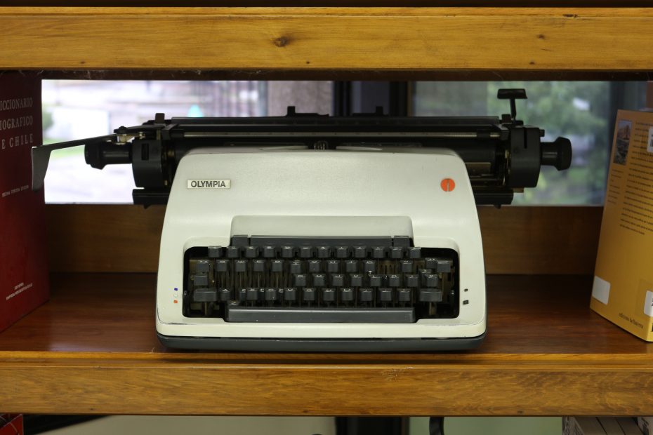 Antigua máquina de escribir ubicada en repisa aledaña a una de las ventanas de la Biblioteca Central UdeC.
