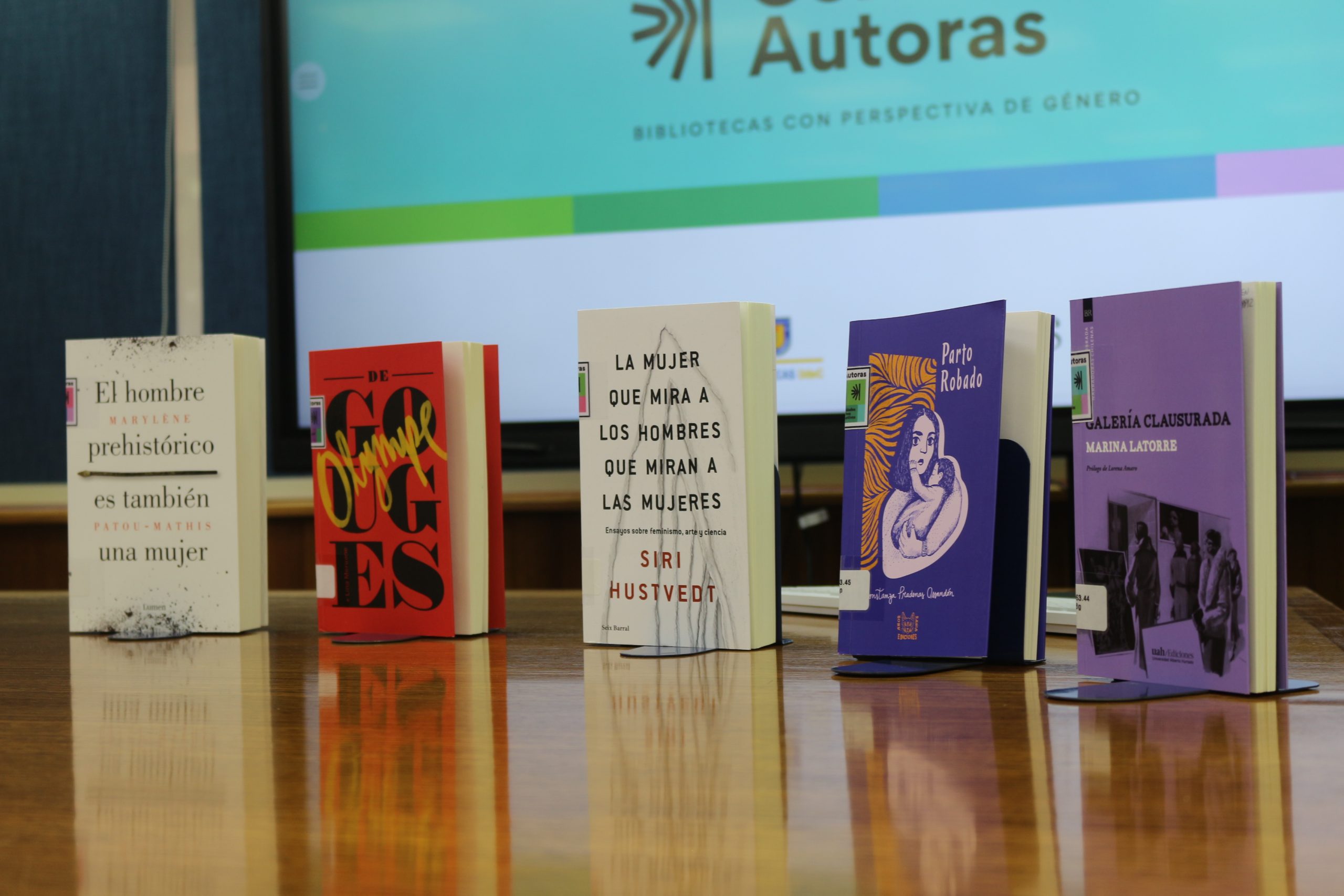 Libros que forman parte de Colección Autoras sobre mesa del Salón Azul de la Biblioteca Central Luis David Cruz Ocampo