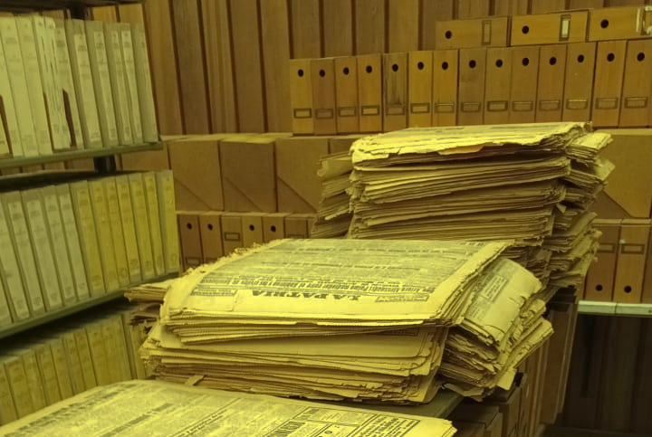 Imagen que muestra un grupo de antiguos ejemplares del desaparecido diario La Patria almacenados en una de las salas de la Biblioteca Central UdeC