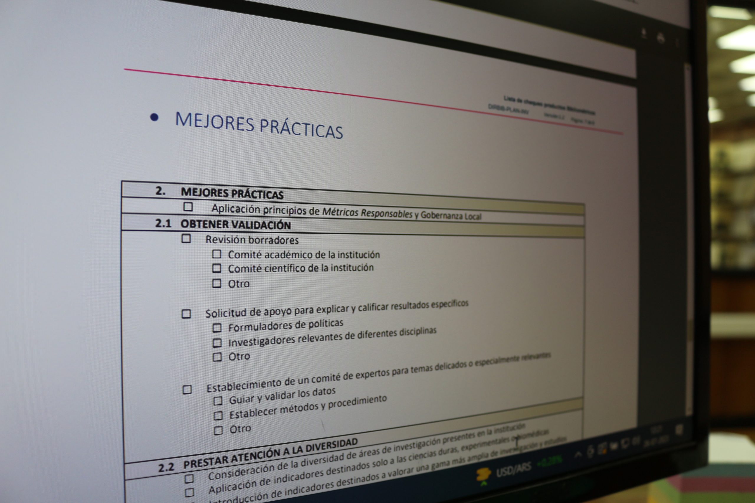 Una pantalla de computador muestra una de las páginas del nuevo Protocolo de Datos Bibliométricos