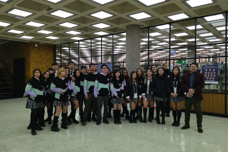 Un grupo de escolares posa en foto grupal durante visita al edificio Central de Bibliotecas UdeC