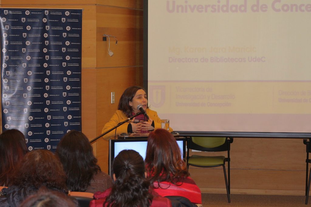 Vicerrectora de Investigación y Desarrollo UdeC, Dra. Andrea Rodríguez Tastets, habla a los y las asistentes a lanzamiento de la nueva infraestructura de Ciencia Abierta