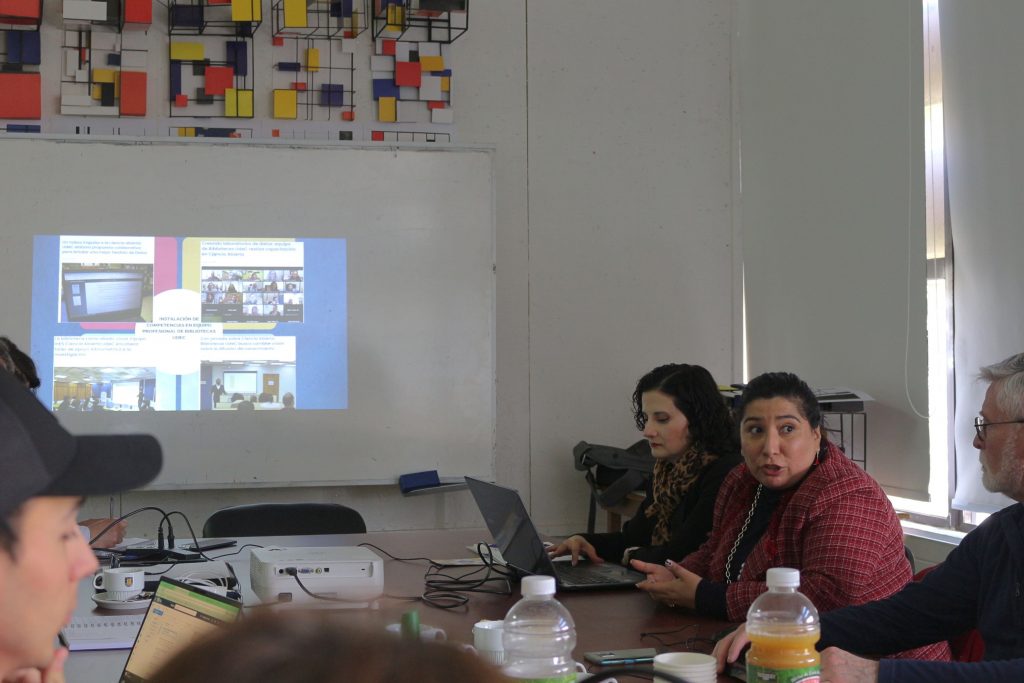 La Directora de Bibliotecas UdeC, Karen Jara Maricic, y la Subdirectora Paula Díaz conversan con Decano de Arquitectura y Urbanismo, Dr. Leonel Pérez Bustamante.