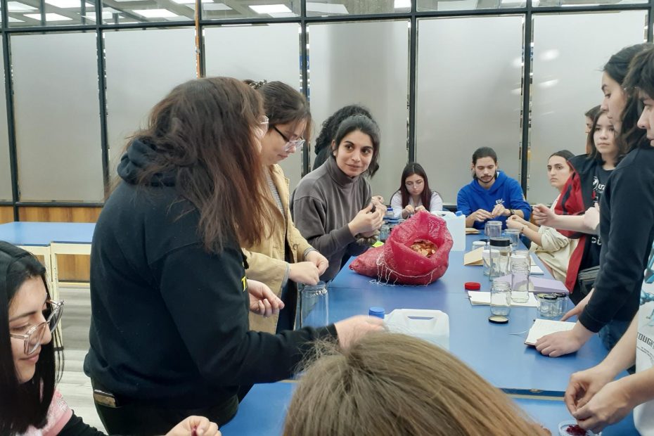 Estudiantes escuchan a Violeta Rebolledo, quien dicta taller sobre acuarela botánica