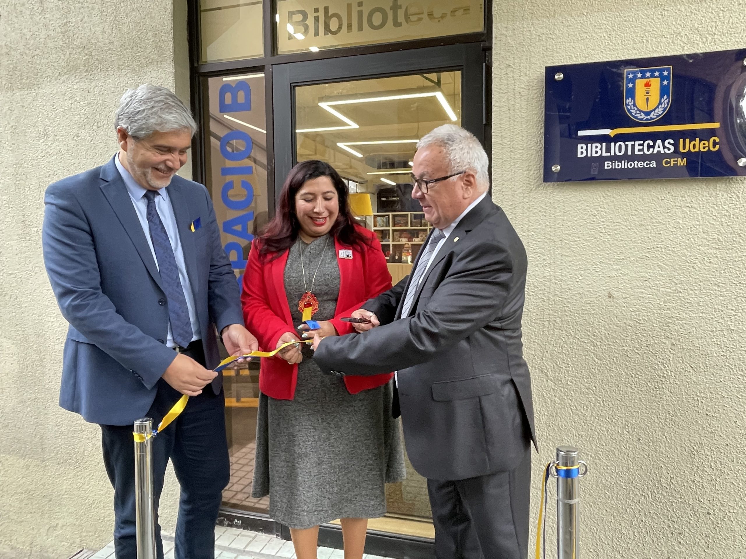 Rector UdeC, Dr. Carlos Saavedra Rubilar, junto a autoridades cortan cinta a la entrada de renovado Espacio B de Biblioteca de Ciencias Físicas y Matemáticas