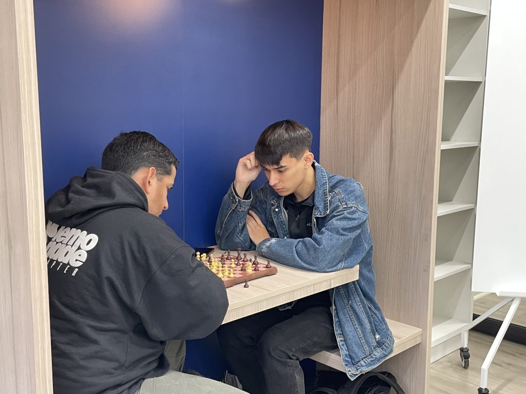 Estudiantes juegan ajedrez en nuevas instalaciones de Biblioteca de Ciencias Físicas y Matemáticas