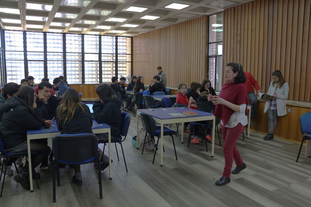 Jefa de Circulación de Biblioteca Central UdeC dicta charla a estudiantes de colegio en una de las salas del edificio