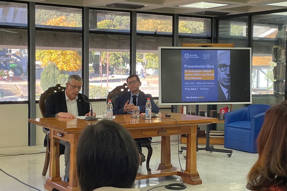 Académicos presentan libro sobre faceta diplomática de Luis David Cruz Ocampo en Sala Chile