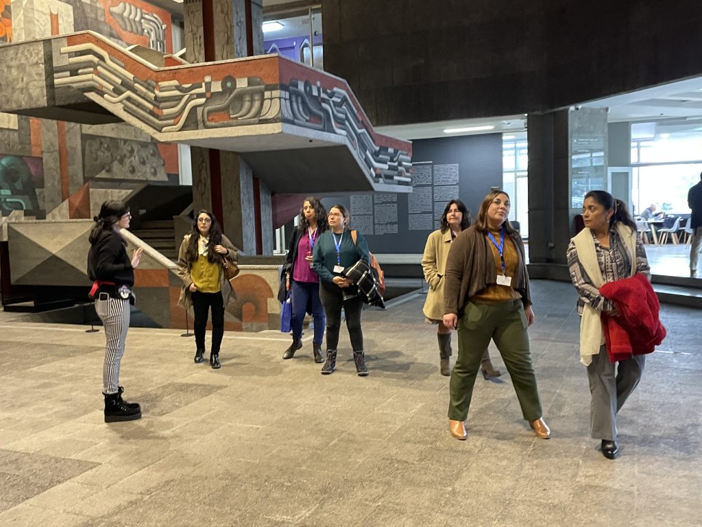 Participantes de II Coloquio de Archivos Locales efectúan recorrido guiado por mural Presencia de América Latina