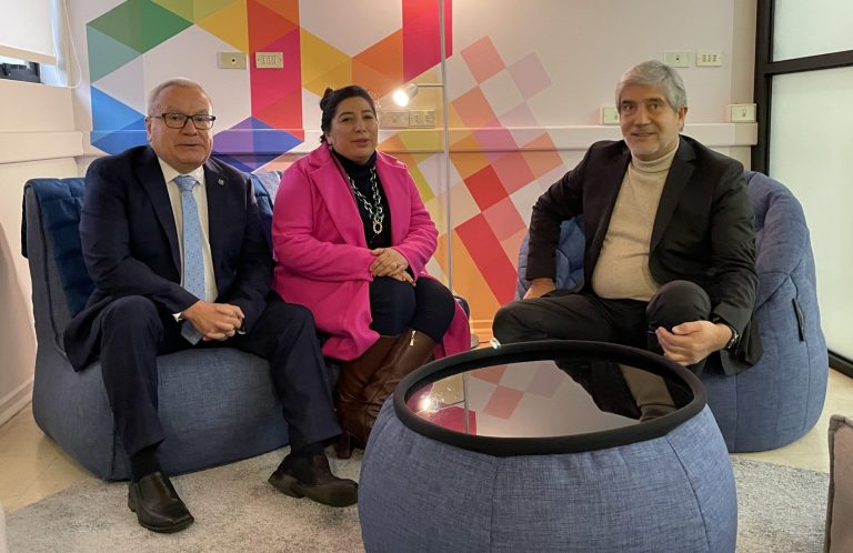 Fotografía grupal de autoridades universitarias, encabezadas por el Rector, Dr. Carlos Saavedra, en sillones del nuevo Espacio Infinito
