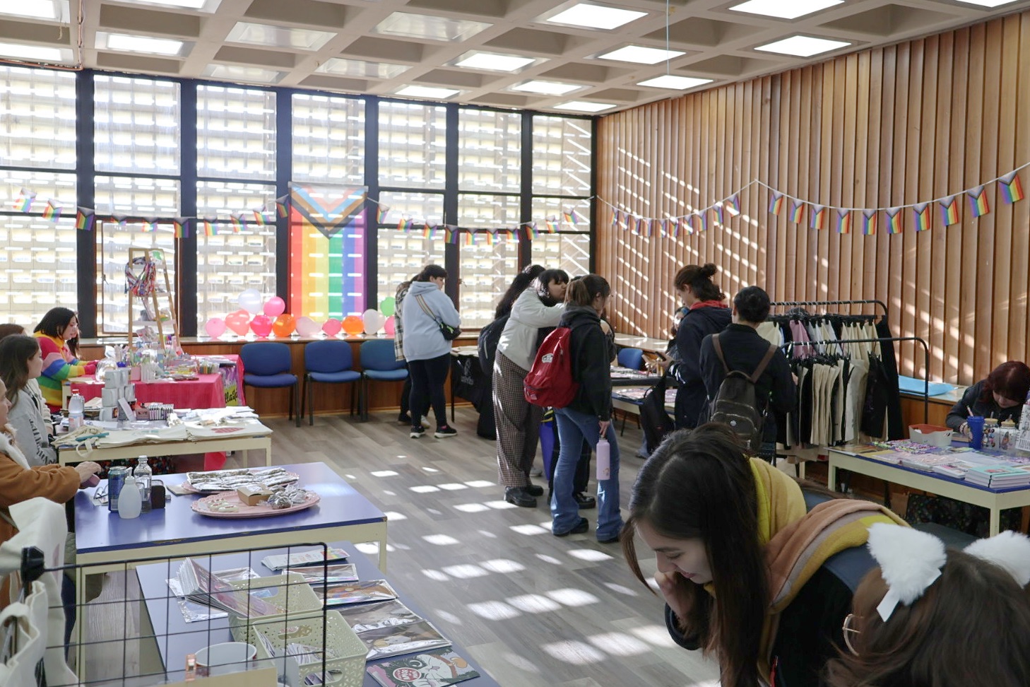 Sala de la Biblioteca Central UdeC decorada con motivos alusivos a la Diversidad Sexual acoge stands durante la "Tarde Swiftie"