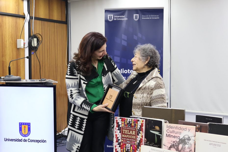 La Vicerrectora de la UdeC, Dra. Paulina Rincón González, entrega reconocimiento a destacada folclorista Patricia Chavarría