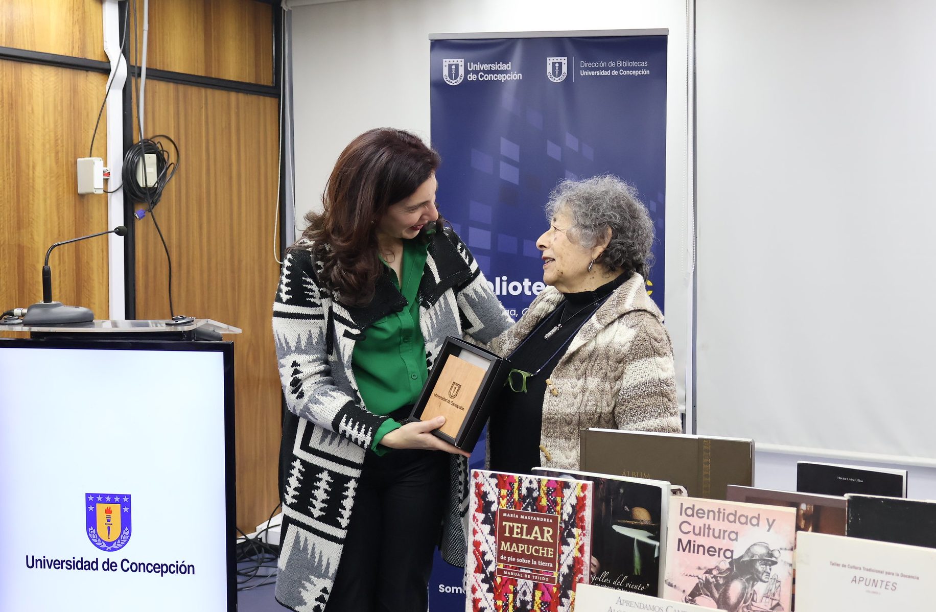 La Vicerrectora de la UdeC, Dra. Paulina Rincón González, entrega reconocimiento a destacada folclorista Patricia Chavarría