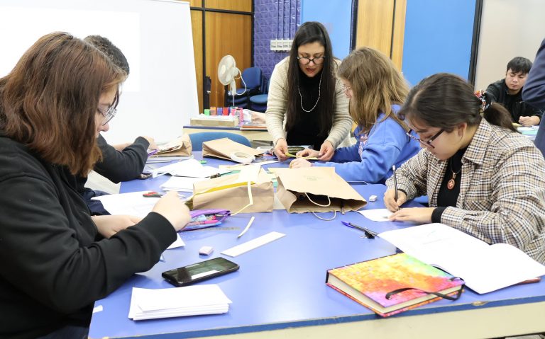 Profesora enseña a estudiantes durante taller de encuadernación realizado en el edificio Central de Bibliotecas UdeC