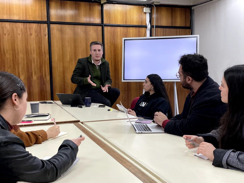 Reunión entre integrantes Bibliotecas UdeC y Equipo Teatro Biobío en una de las salas de la Biblioteca Central UdeC