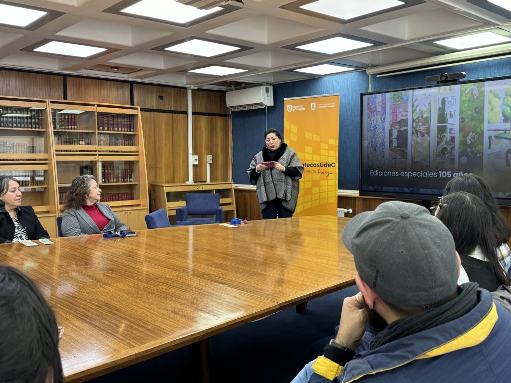 Karen Jara Maricic, Directora de Bibliotecas UdeC, entrega mensaje durante ceremonia en Salón Azul