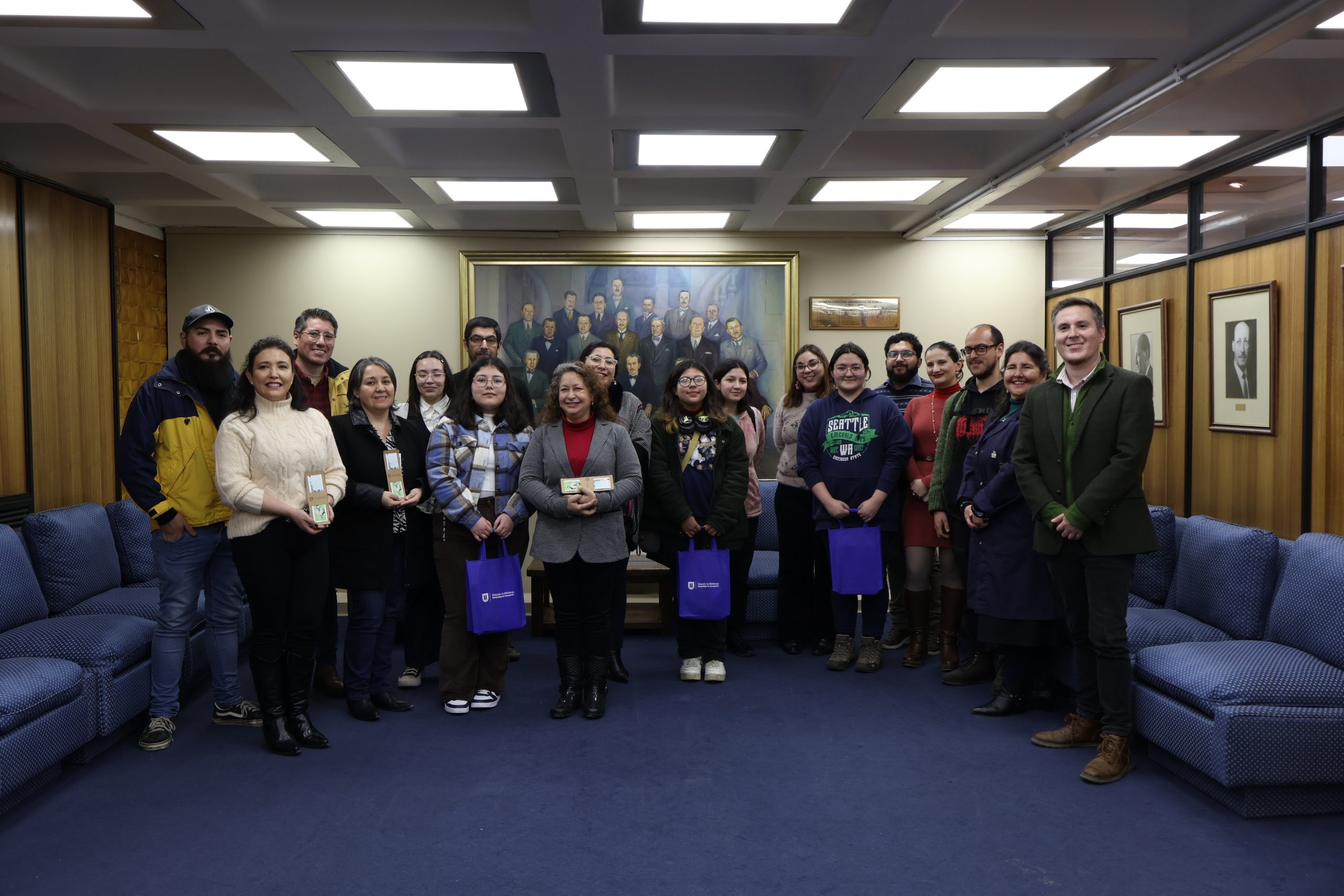 Foto grupal de autoridades y estudiantes participantes de VII Concurso de Marcapáginas