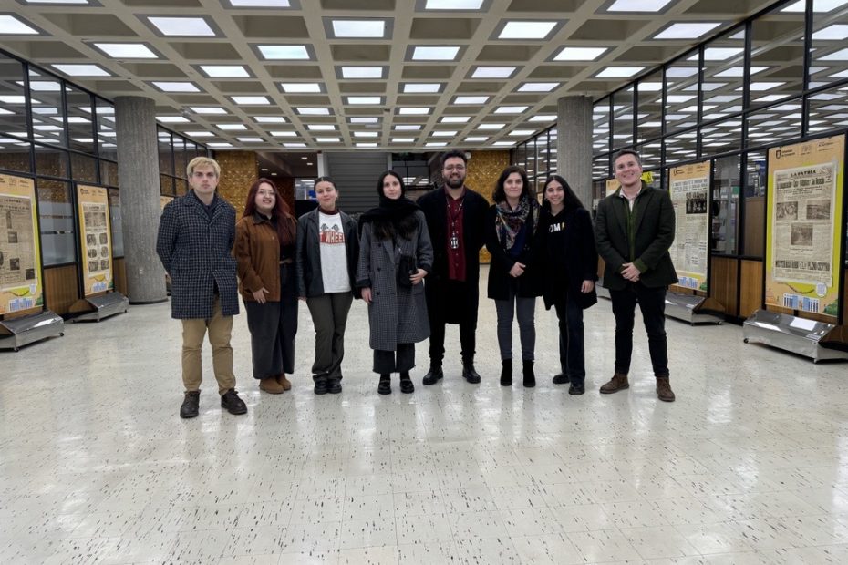 Imagen grupal de equipos de Bibliotecas UdeC y Teatro Biobío, la cual fue tomada en hall del tercer piso del edificio Central