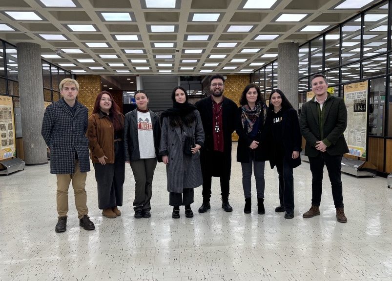 Imagen grupal de equipos de Bibliotecas UdeC y Teatro Biobío, la cual fue tomada en hall del tercer piso del edificio Central