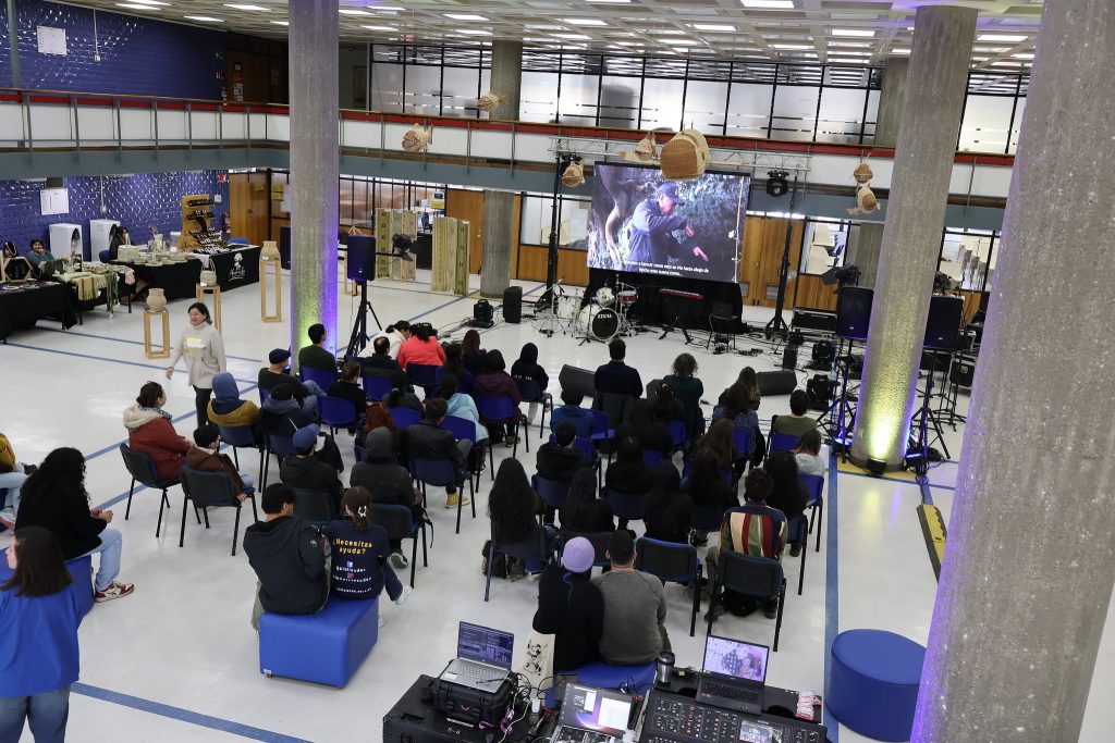 Público presencia preestreno de documental "Las sombras de Quicaví" en Hall de Biblioteca Central