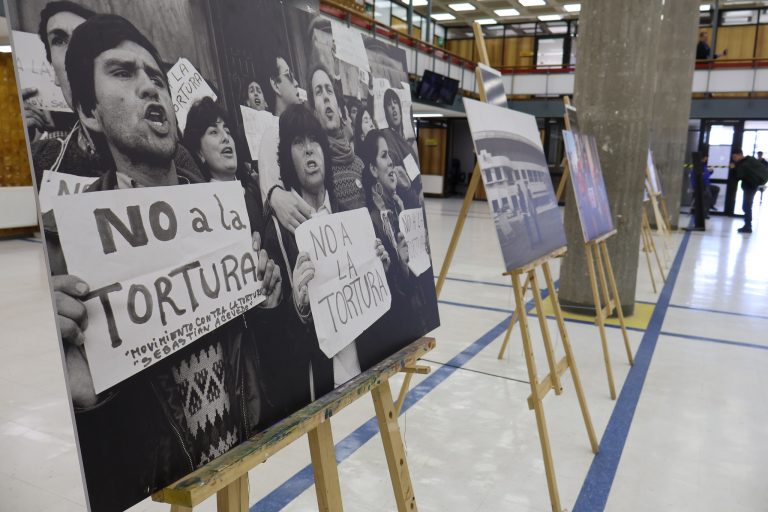 Fotografías expuestas en Hall de la Biblioteca Central UdeC como parte de muestras por 75 años de la Declaración Universal de DDHH