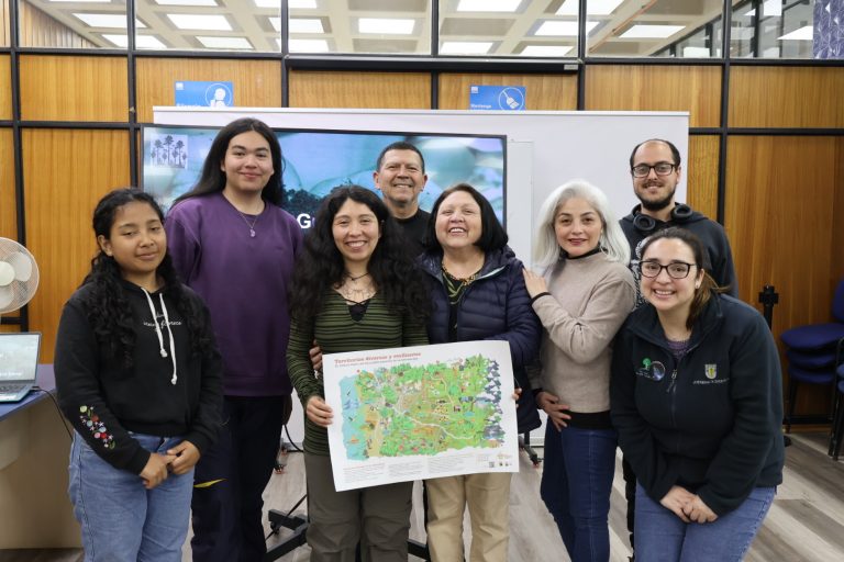 Foto grupal de asistentes a último taller de educación ambiental realizado en edificio de la Biblioteca Central