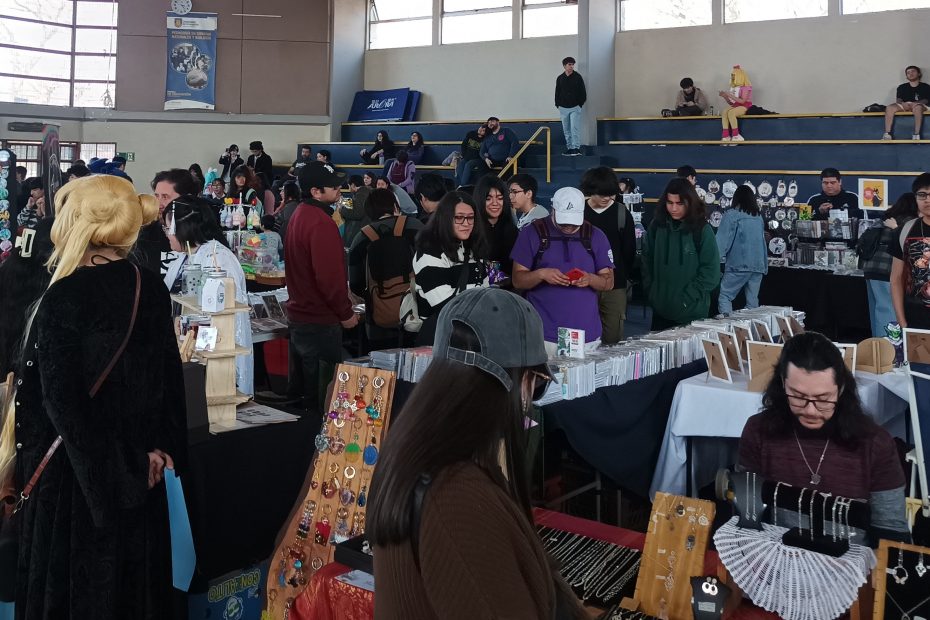 Asistentes recorren stands instalados en gimnasio de Campus Los Ángeles