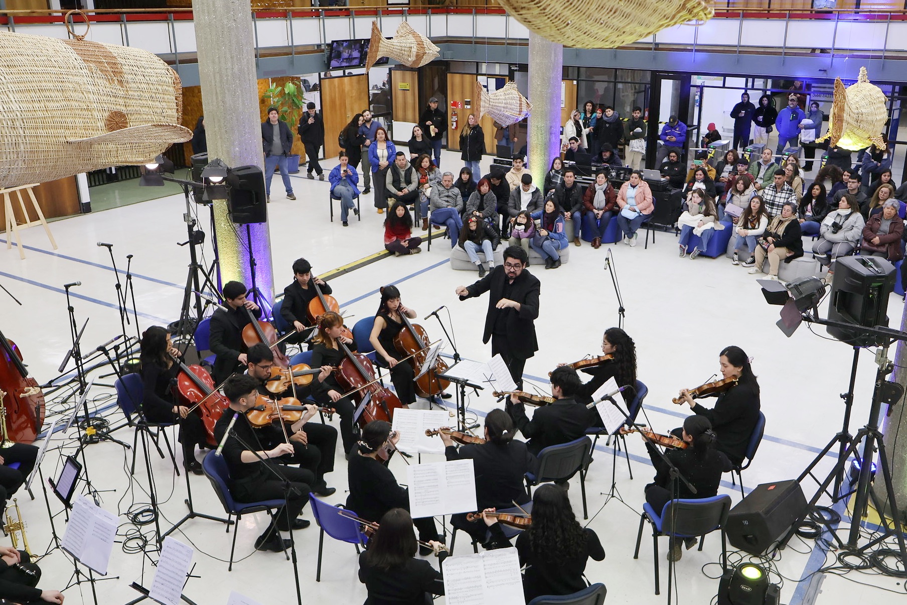 Orquesta de Estudiantes UdeC interpreta piezas de música chilena en Hall de Biblioteca Central