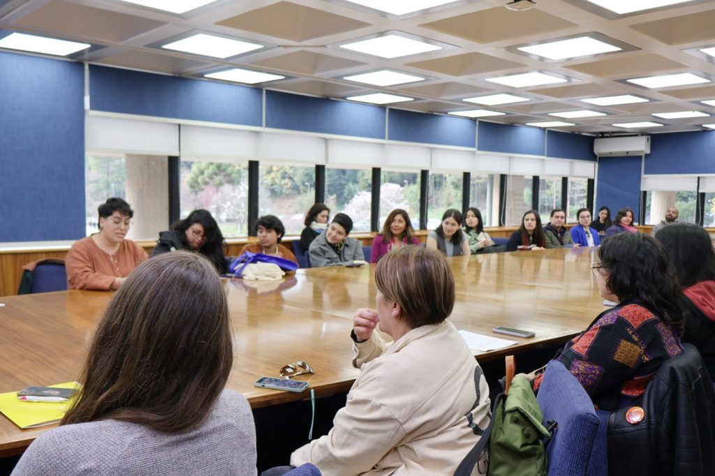 Comunidad asistente a Sala Chile escucha lectura de poemas ganadores del Primer Concurso de Poesía Disidente