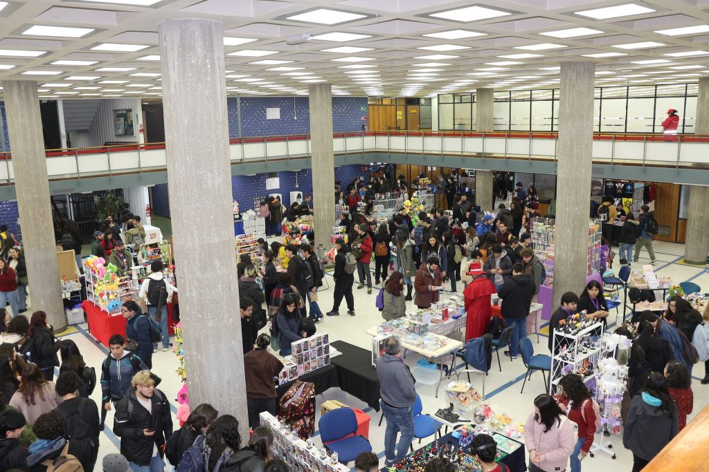 Público asistente observa stands temáticos en Hall de Biblioteca Central durante "BiblioCon" 2023