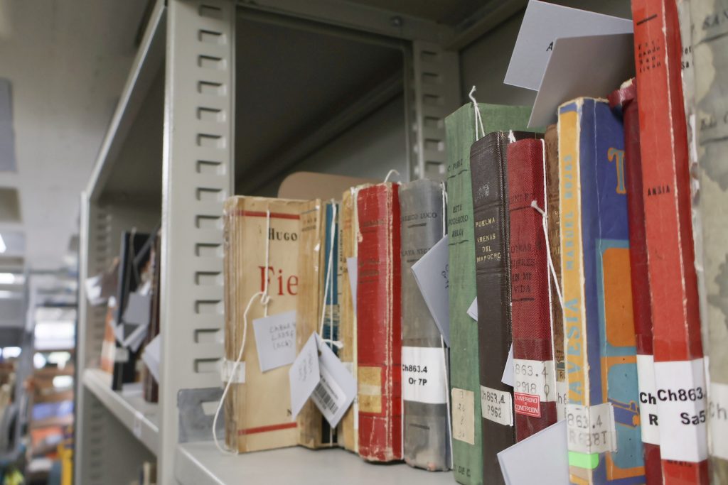 Estanterías en Sala Chile de bibliotecas UdeC que almacenan ejemplares impresos por Editorial Nascimento