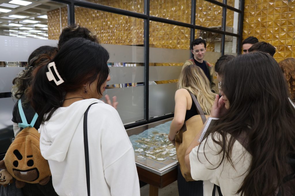 Estudiantes junto a su profesor guía miran maqueta del Campus Concepción ubicada en Tercer Piso de Biblioteca Central