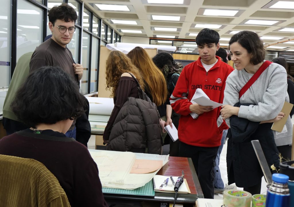 Conservadora de Bibliotecas UdeC muestra trabajo diario a estudiantes de Arquitectura de la Universidad de Chile durante visita al edificio de la Biblioteca Central UdeC