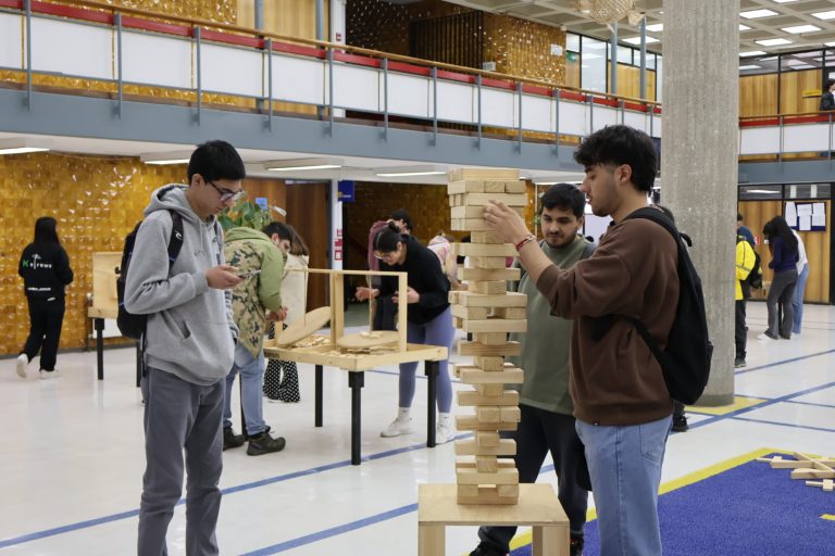 Estudiantes manipulan piezas de juego Jenga gigante instalado en Hall de Biblioteca Central UdeC