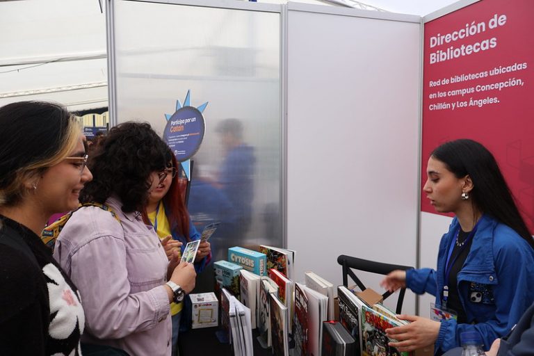 Estudiantes conversan con monitora de stand de Bibliotecas UdeC durante Feria Puertas Abiertas 2024