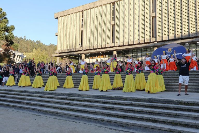 Agrupación Túmbala Comparsa ejecuta bailes afrochilenos en frontis de Biblioteca Central