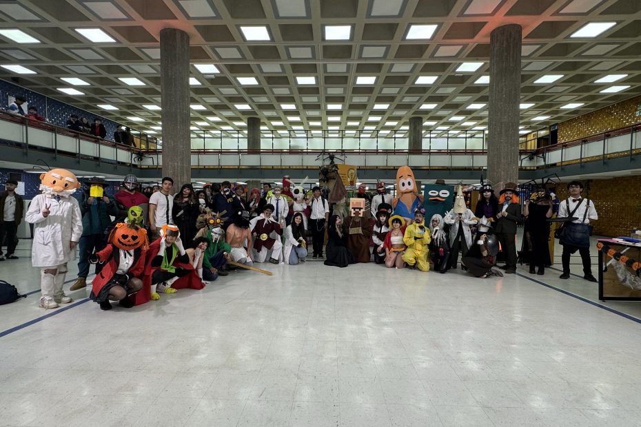 Foto grupal de participantes en Día del Disfraz realizado en el hall de la Biblioteca Central