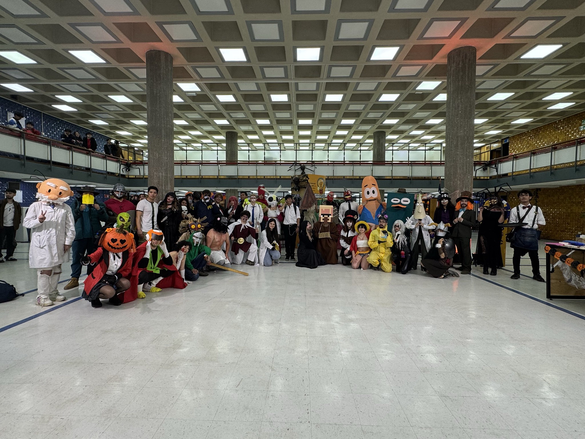 Foto grupal de participantes en Día del Disfraz realizado en el hall de la Biblioteca Central