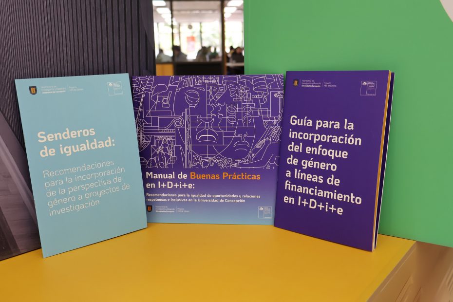 Libros elaborados por Proyecto InES de Género en Hall de Biblioteca Central UdeC