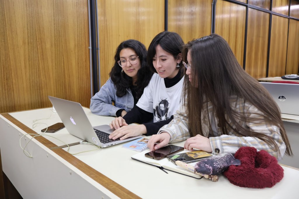 Asistentes trabajan con computador en una de las salas de la Biblioteca Central durante taller por Día de la Preservación Digital