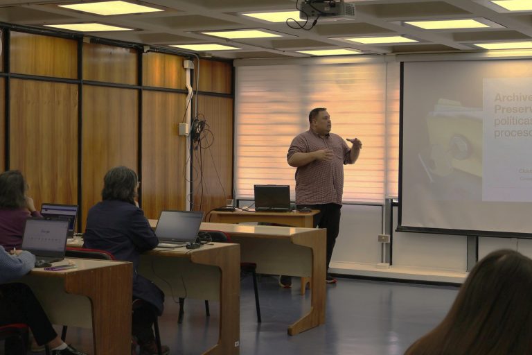 Claudio Escobar, experto en Gestión y Archivística, dicta taller en uno de los salones de la Biblioteca Central