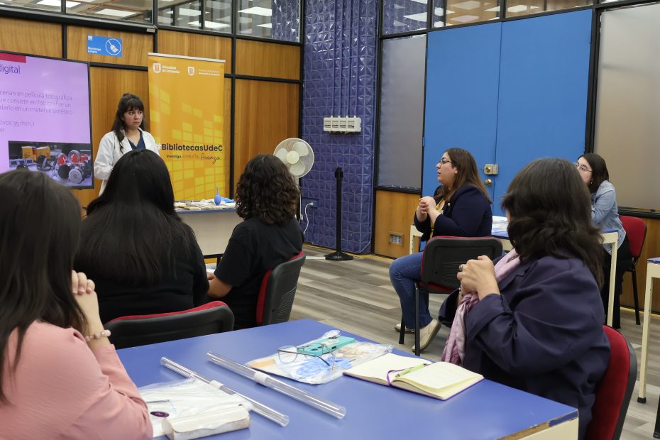 Asistentes escuchan a expositora durante realización de ciclo de preservación en Biblioteca Central