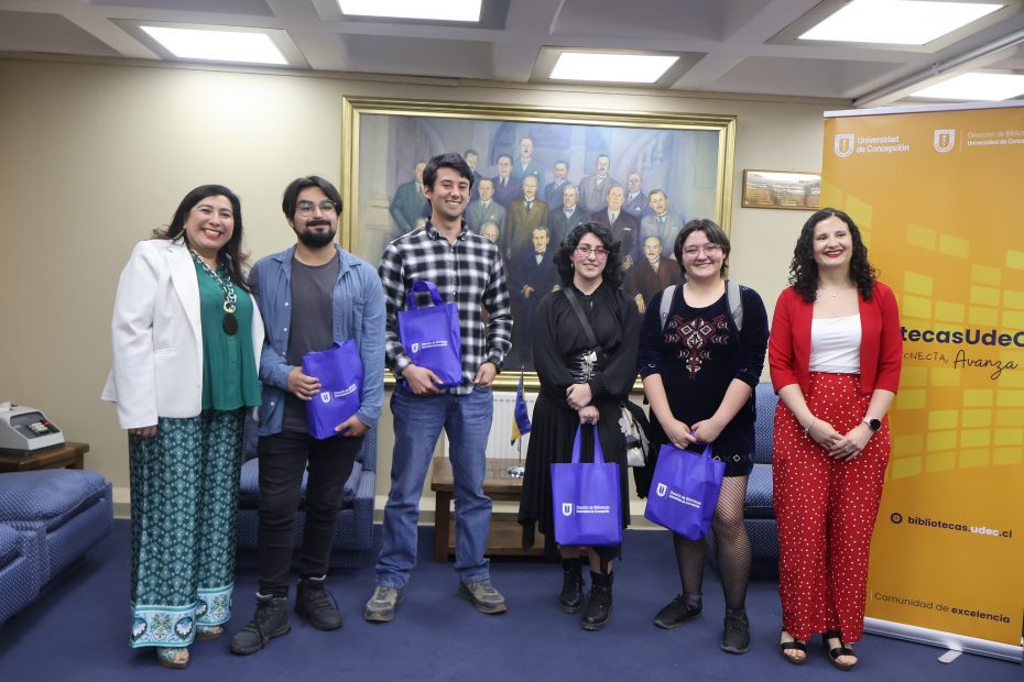 Foto grupal de ganadores y ganadoras del III Concurso de Cómic de Bibliotecas UdeC junto a Directora y Subdirectora de Bibliotecas